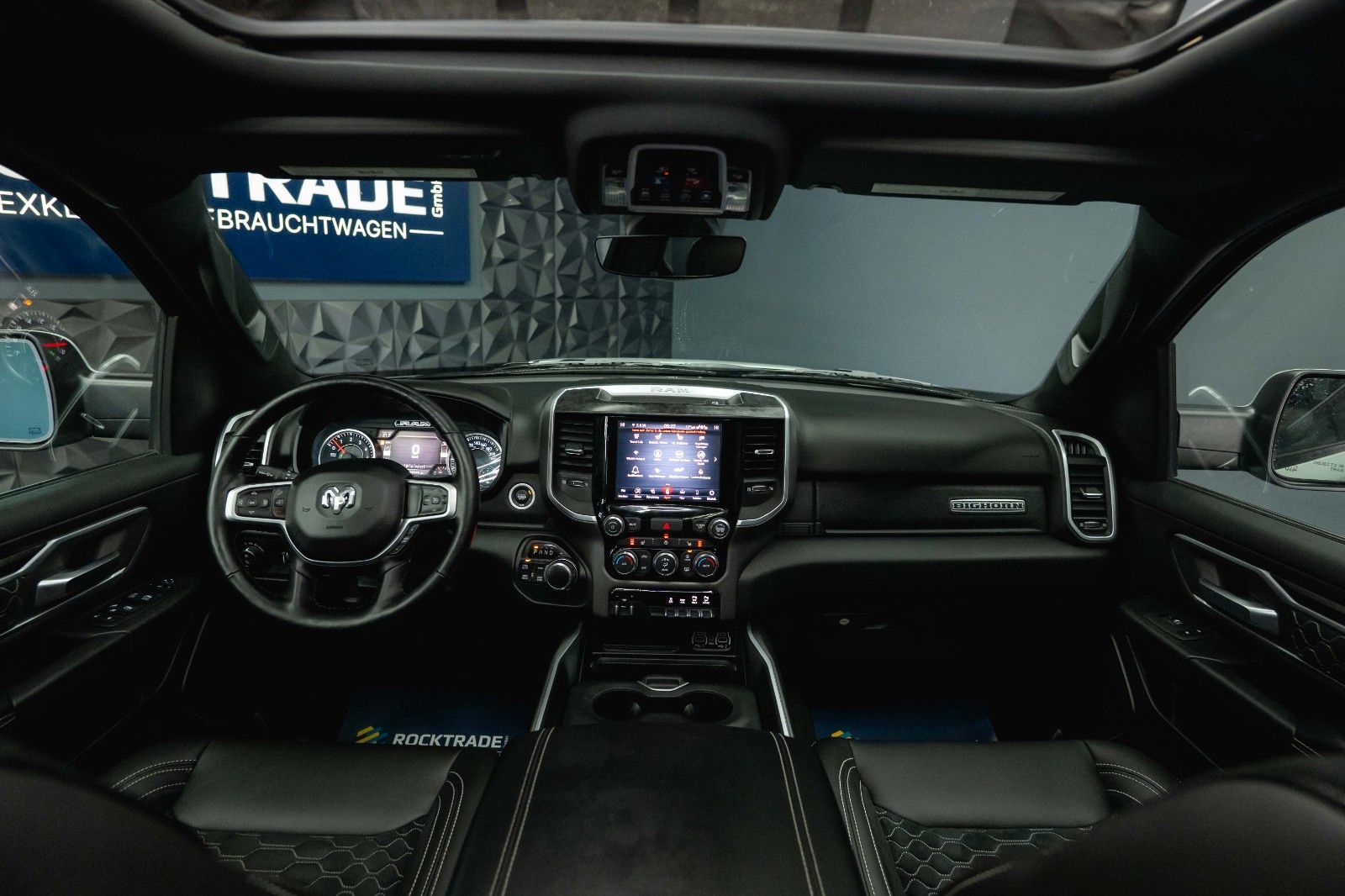 Fahrzeugabbildung Dodge RAM 5.7 V8 HEMI 4x4 OFFROAD Night-Edition *Pano*