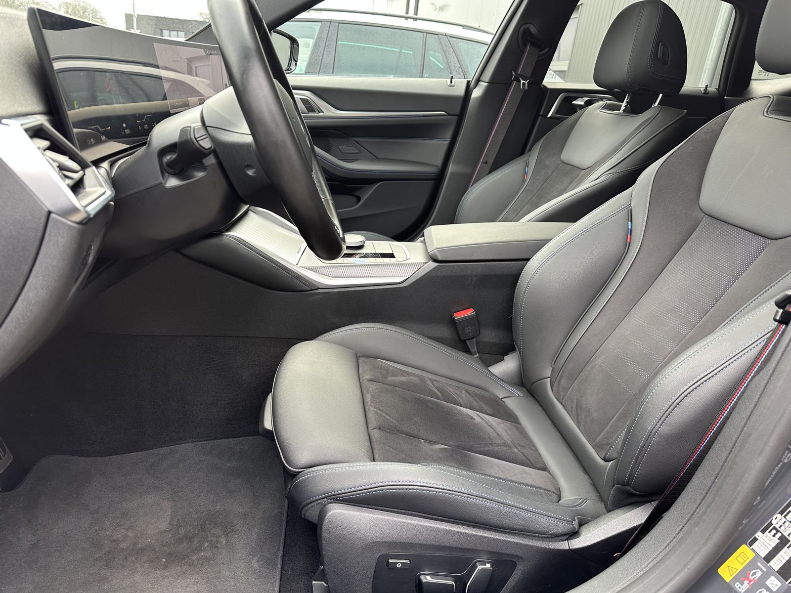Fahrzeugabbildung BMW i4 40 eDrive M-Sport Pro NAV+LASER+PANO+ACC+19ZO