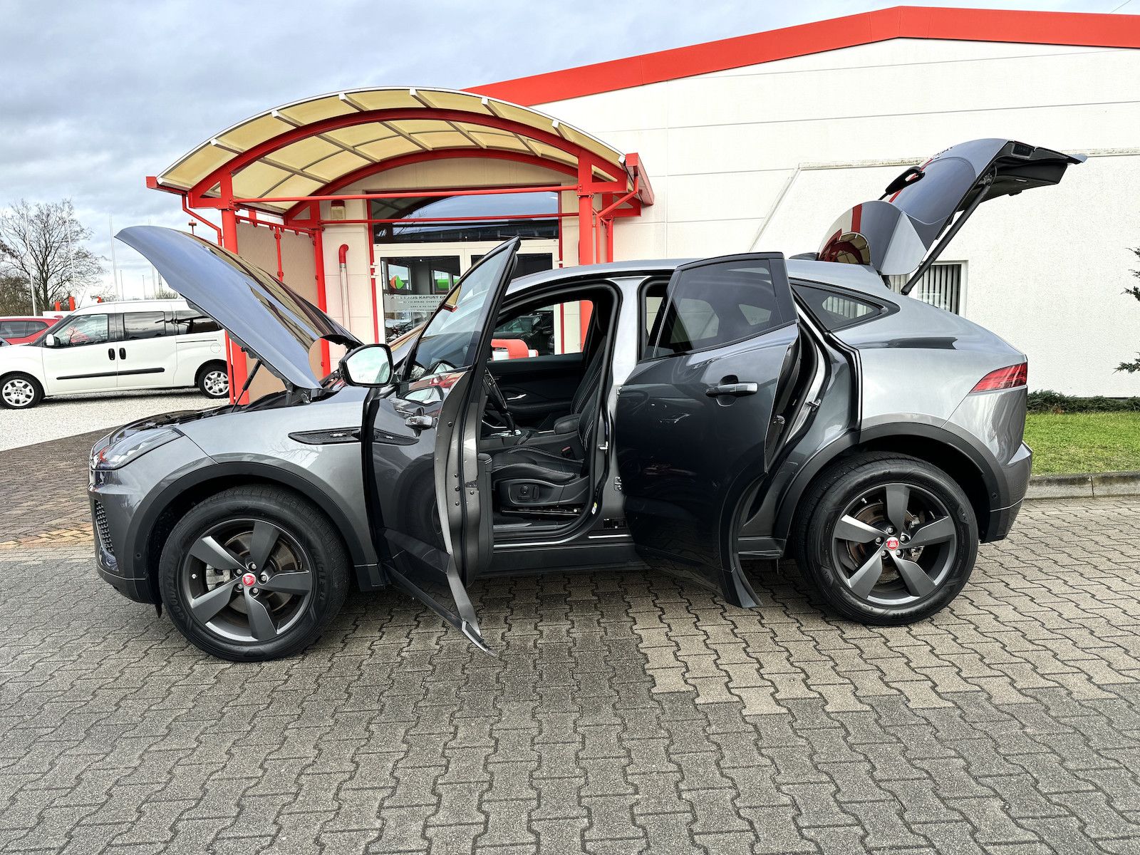 Fahrzeugabbildung Jaguar E-Pace P250 R-Dynamic Black LED/Nav/VZE/Spur/ACC
