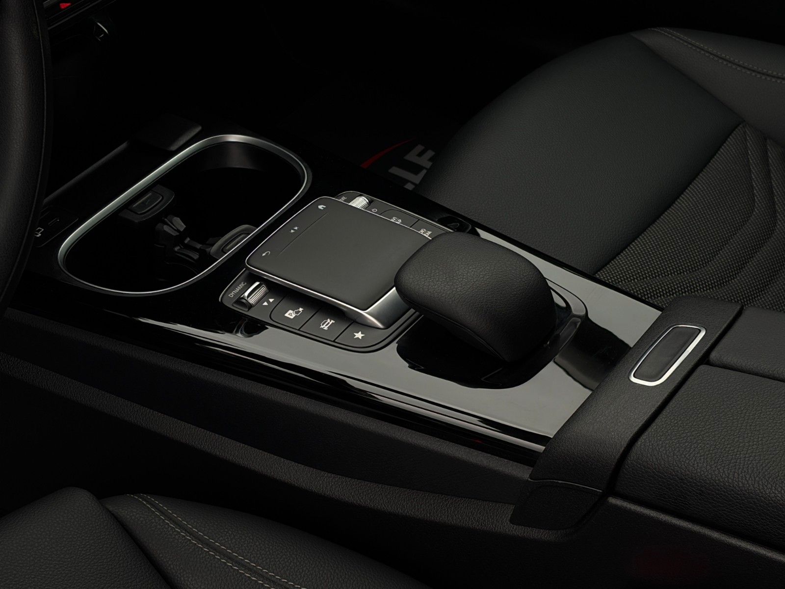 Fahrzeugabbildung Mercedes-Benz CLA 180 SB SHZ LKA TEMP MBUX Navi Wifi CarPlay