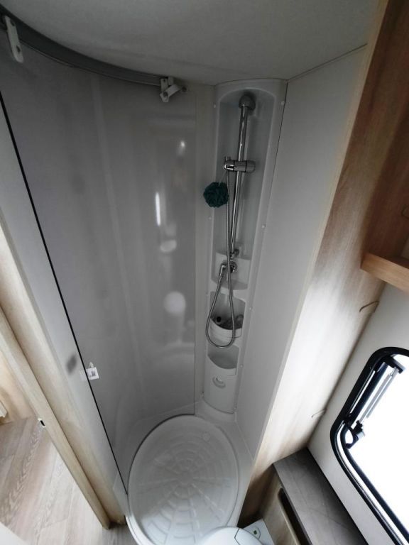 Fahrzeugabbildung Hobby De Luxe 545 KMF Verfüg./Auflastung 2.000 Kg