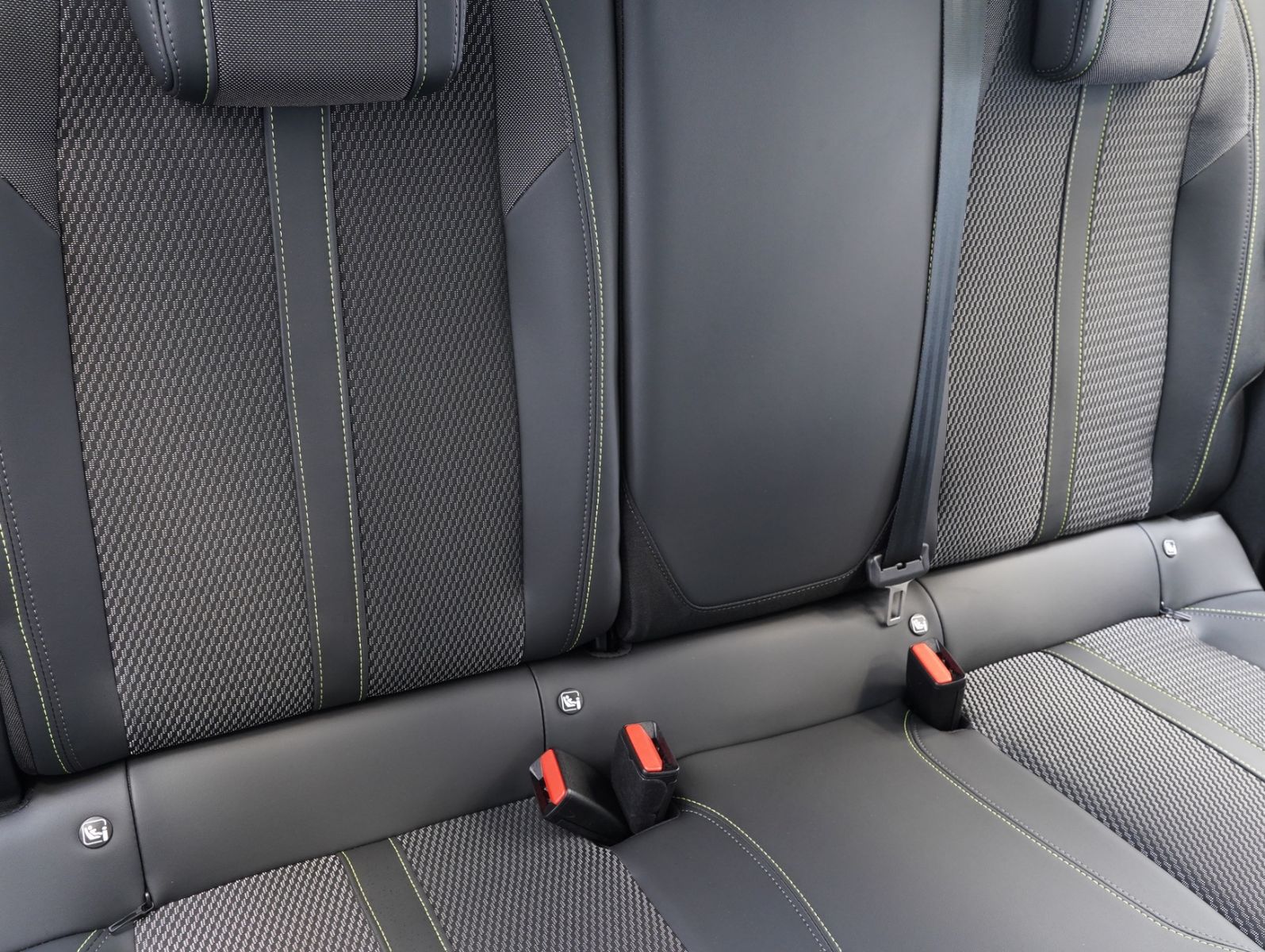 Fahrzeugabbildung Peugeot 2008 e- GT 11KW/LED/NAVI/360°/SOH