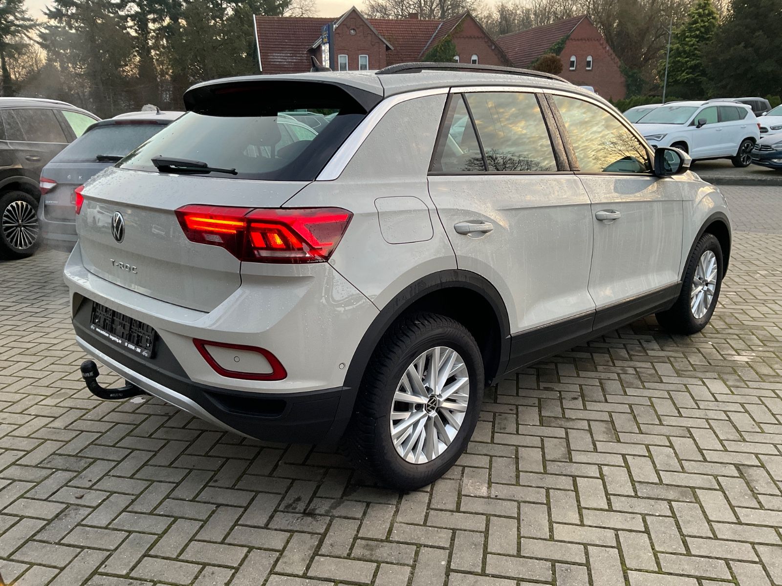 Fahrzeugabbildung Volkswagen T-Roc 1.5 TSI DSG Life,LED,AHK,Navi