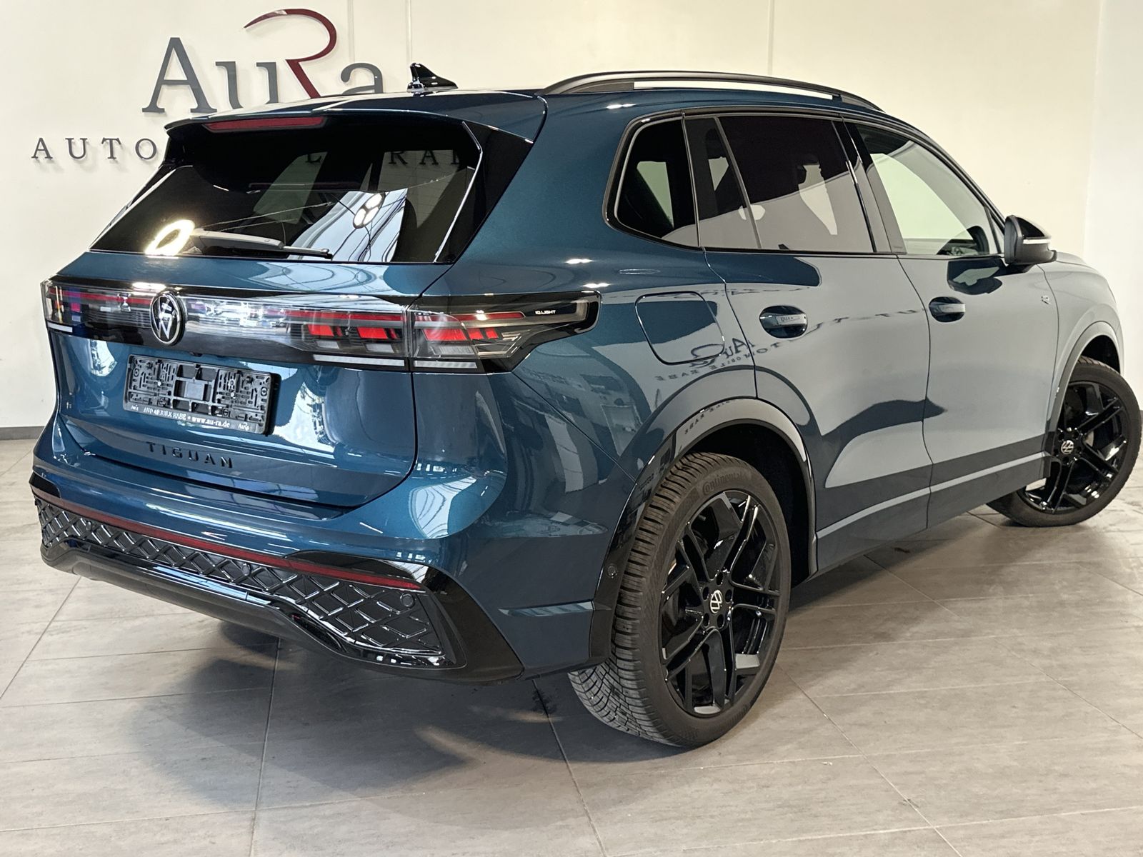 Fahrzeugabbildung Volkswagen Tiguan 1.5 eTSI R-Line DSG NAVI+LED+ACC+AHK+SHZ