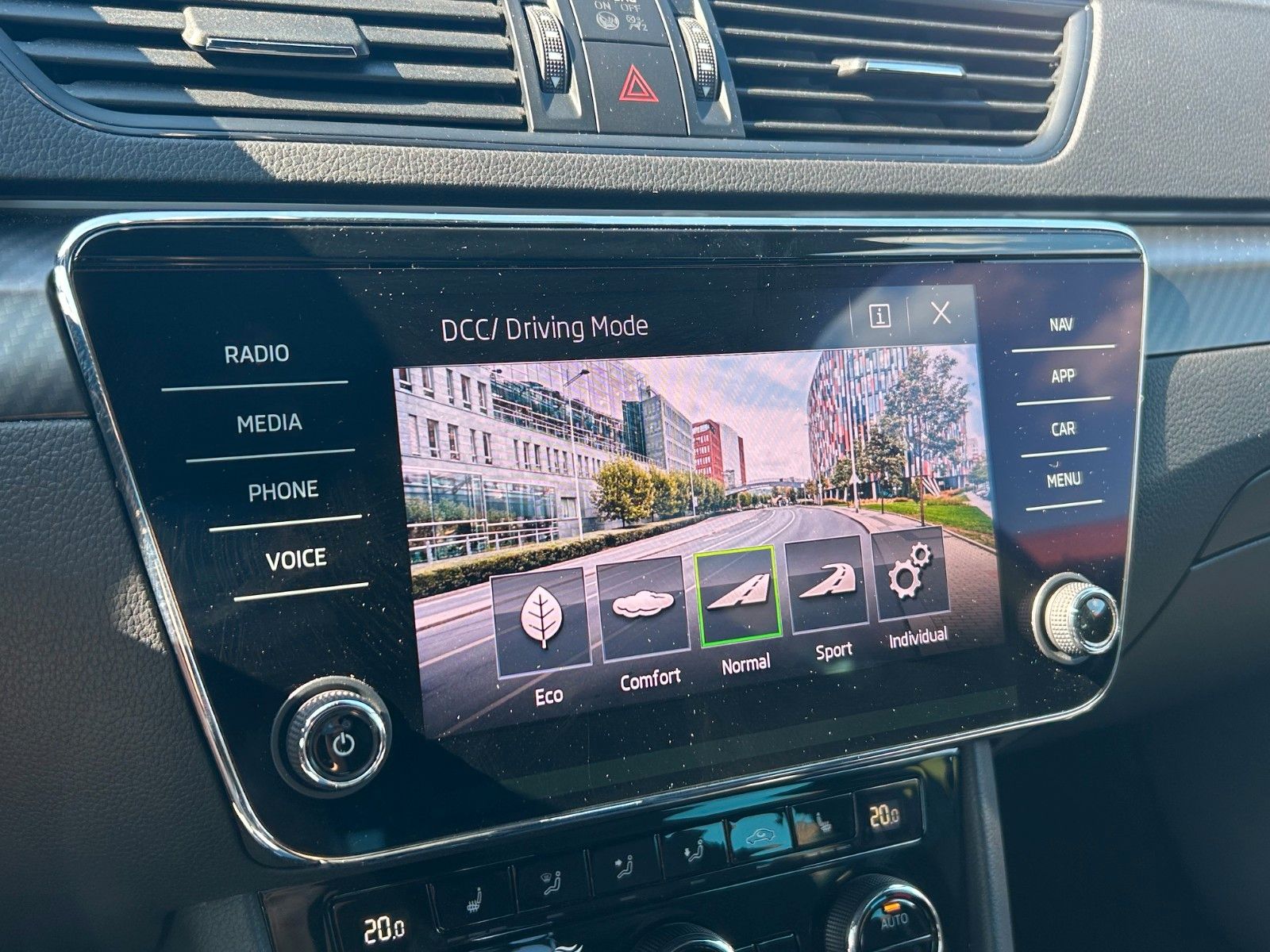 Skoda Superb Combi 2.0TDI Sportline Standheiz Matrix foto 25