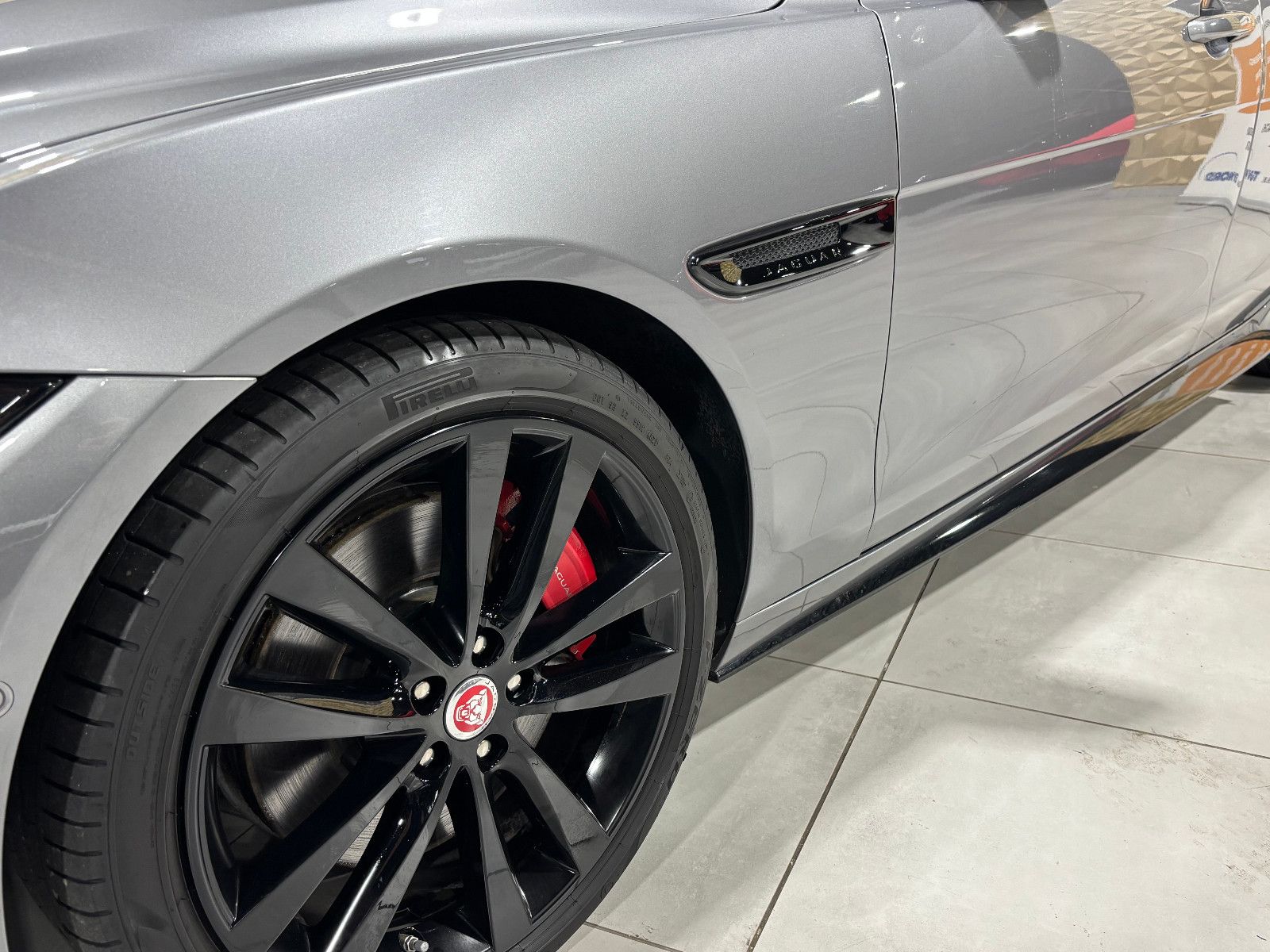 Fahrzeugabbildung Jaguar XE R-Dynamic Black/360''KAM/PANO/EXCLUSIV/MERIDI