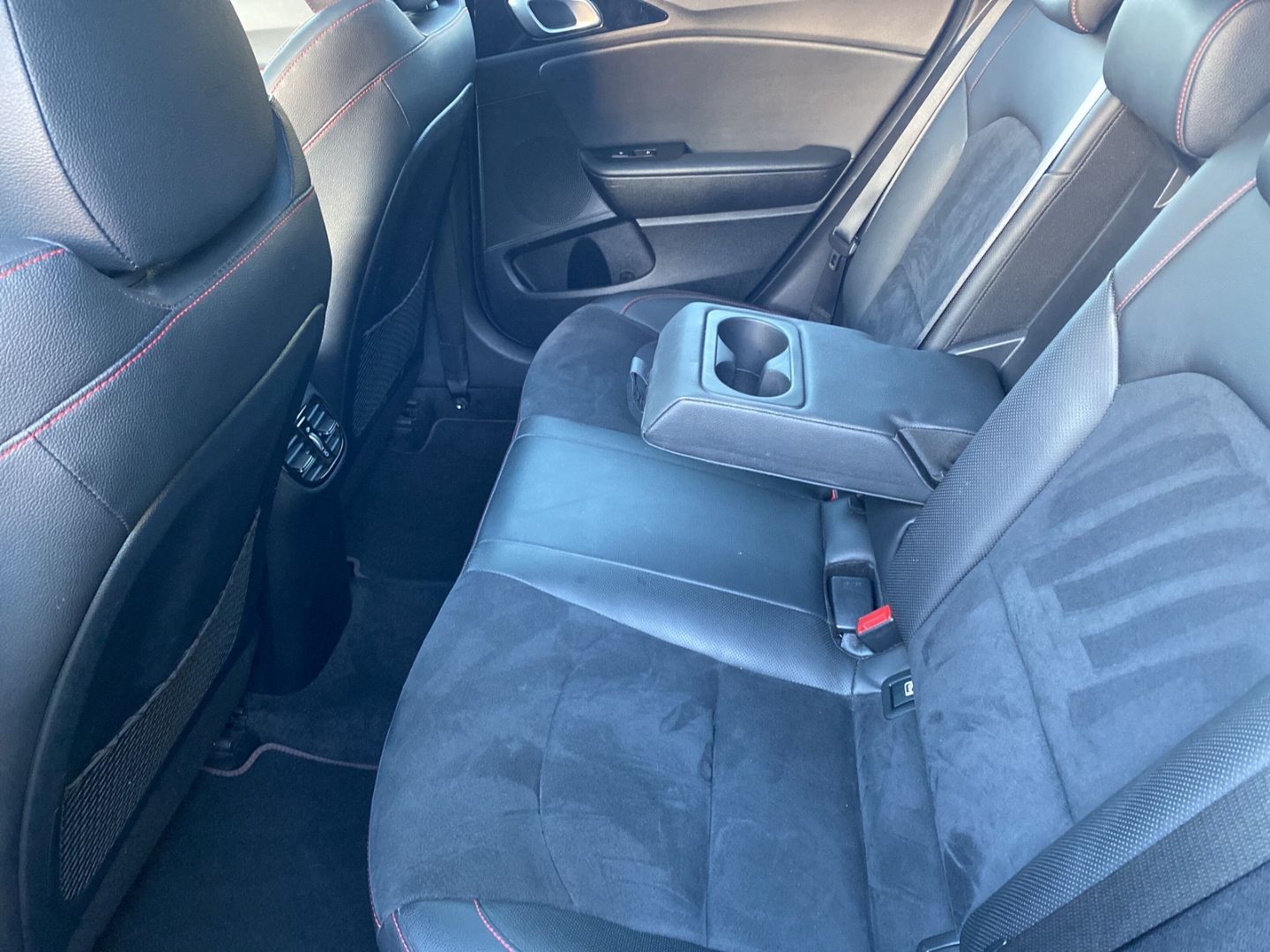 Fahrzeugabbildung Kia ProCeed GT 1.6 T-GDI EU6d *GLASDACH* *ALLWETTERR