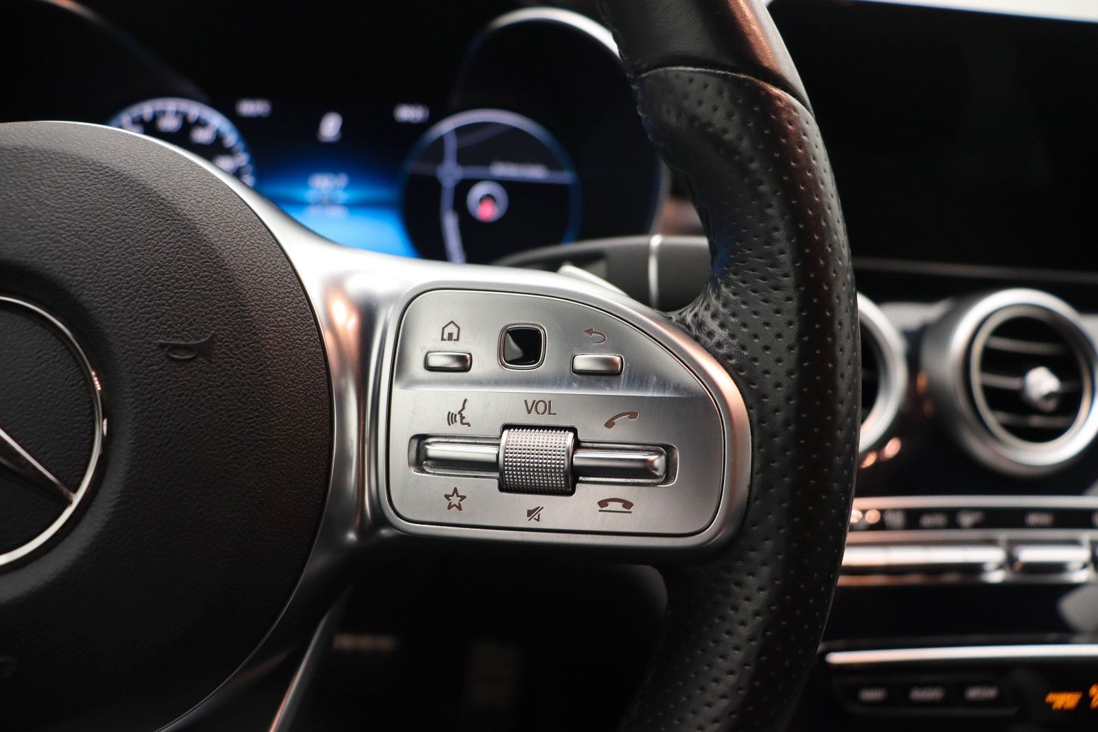 Fahrzeugabbildung Mercedes-Benz C 220d T-Modell 4Matic AMG-Line Night-Paket