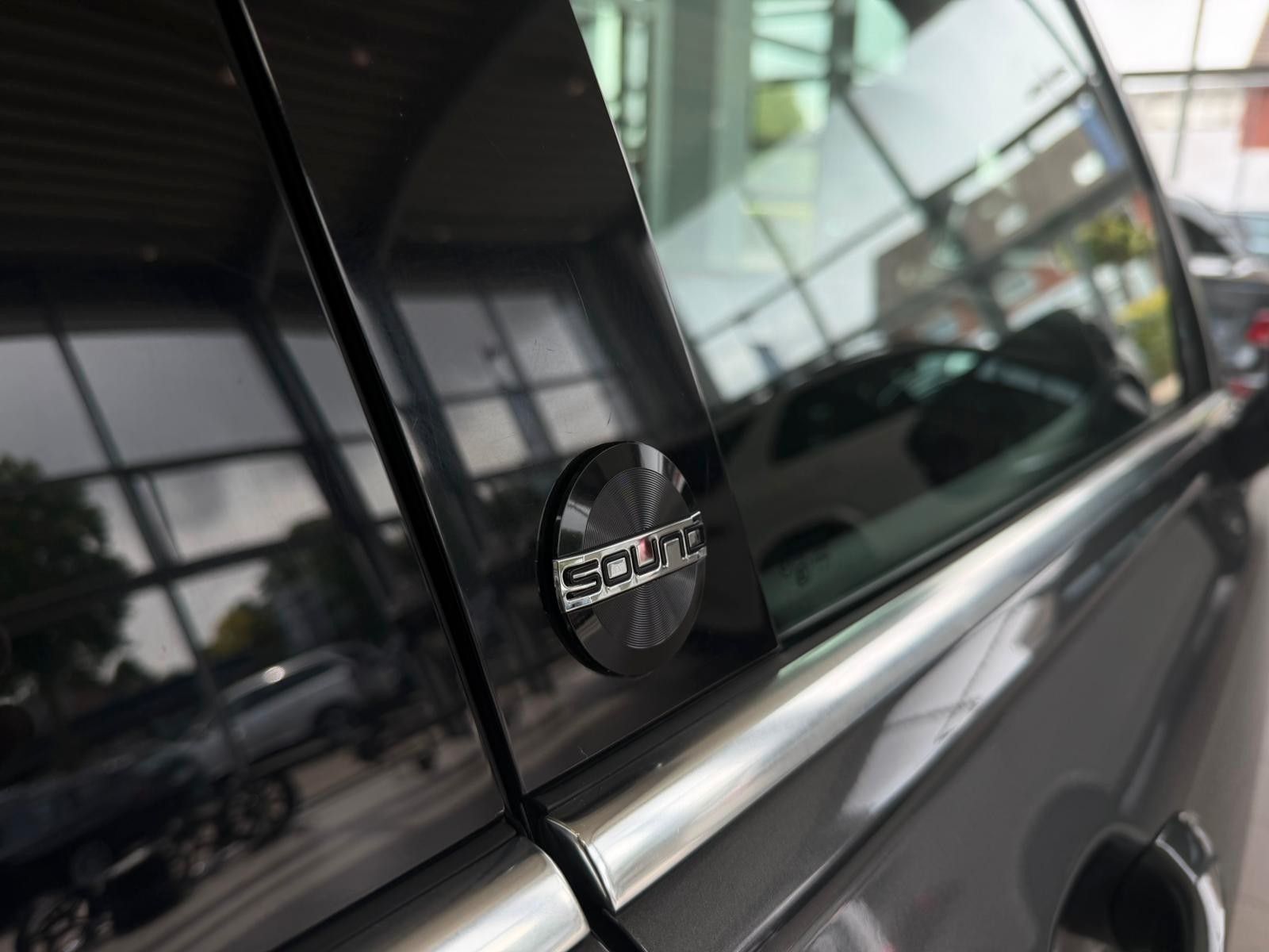 Fahrzeugabbildung Volkswagen Tiguan 2.0TDI Sound SITZHZG ACC NAVI AHK 8xALU
