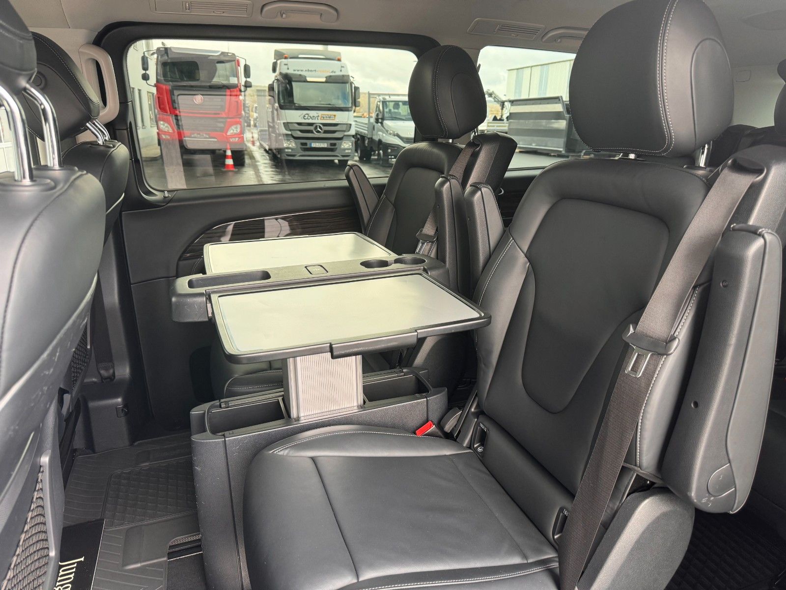 Fahrzeugabbildung Mercedes-Benz V 250 d 4MATIC AVA ED Tisch AHK2,5to DISTRONIC