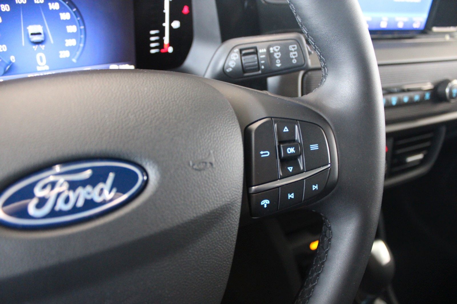 Fahrzeugabbildung Ford Tourneo Courier Titanium Automatik FahrerAssPak