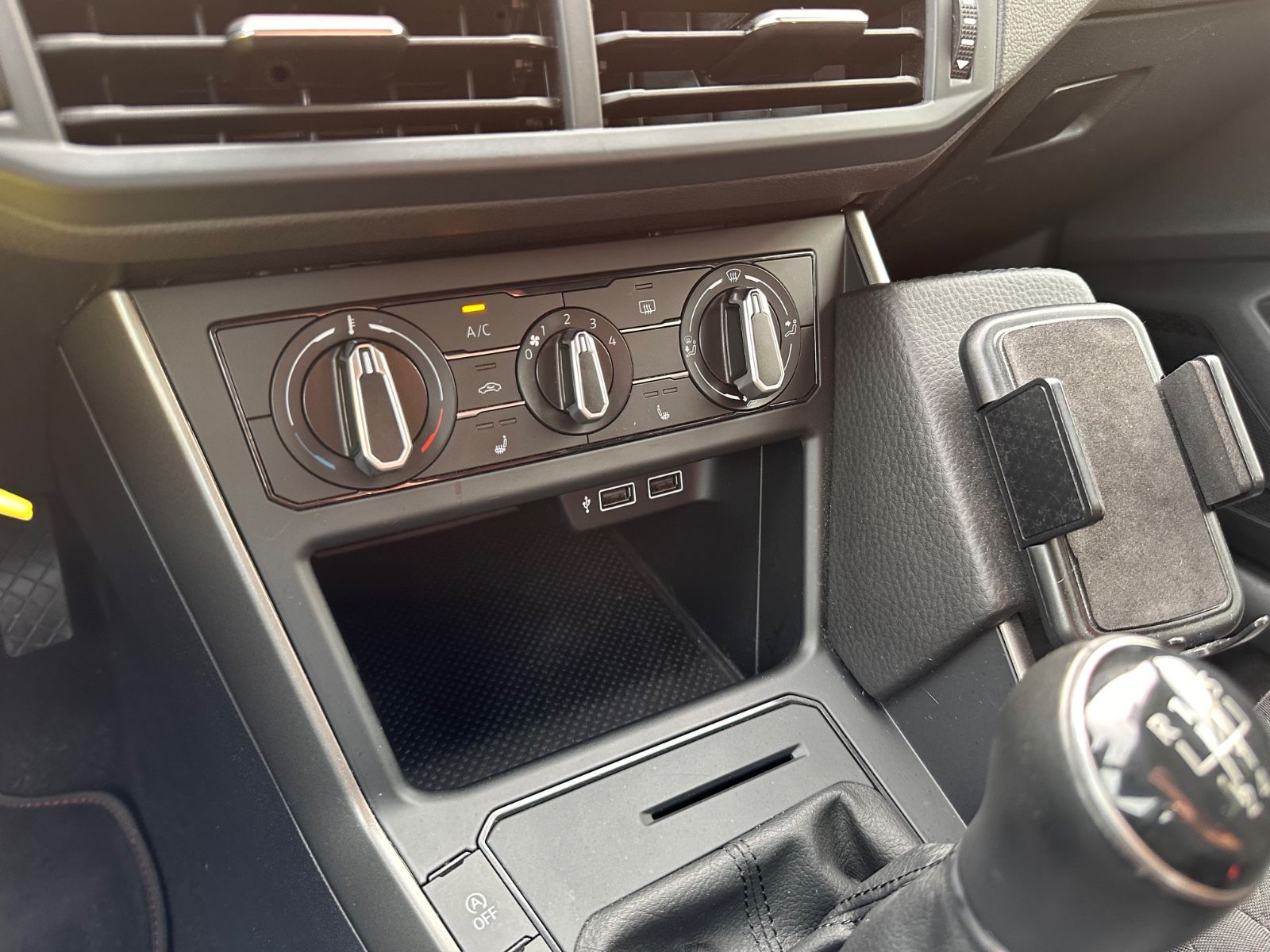 Fahrzeugabbildung Volkswagen Polo 1.0 TSI Comfortline APP/SHZG/GJR/PDC