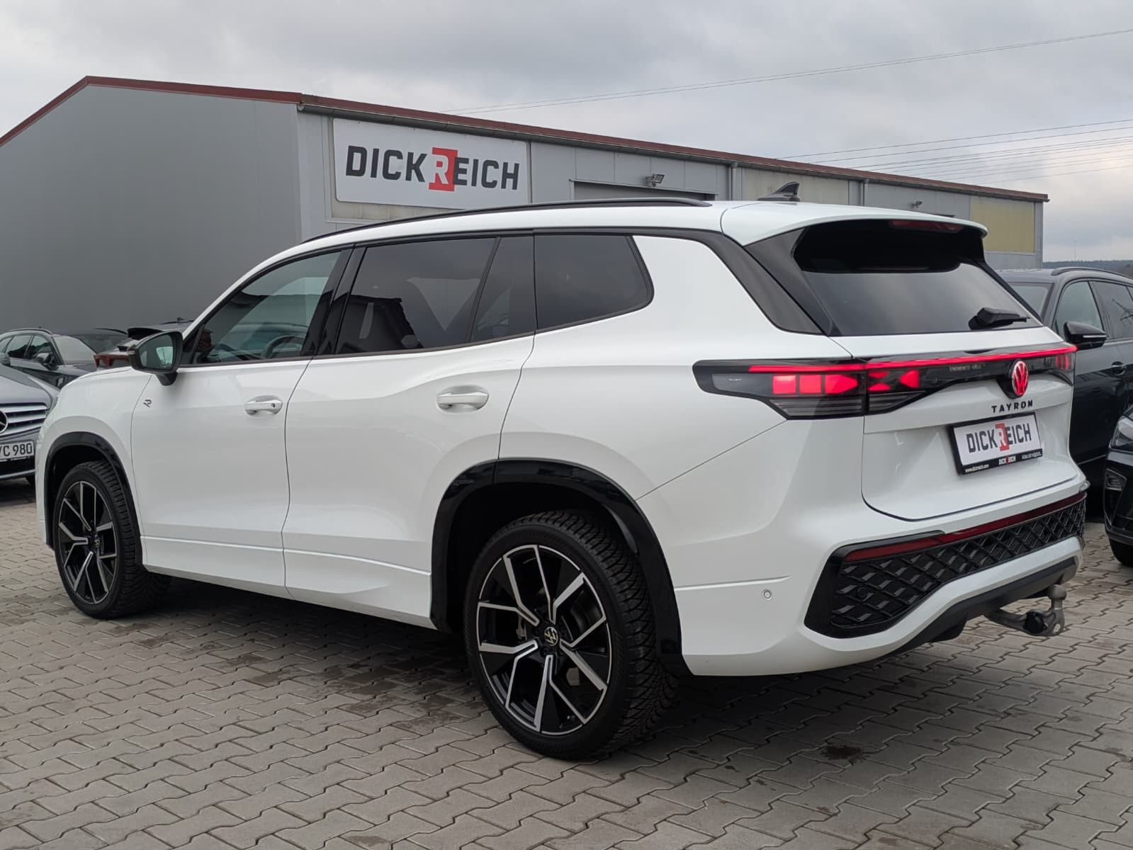 Fahrzeugabbildung Volkswagen Tayron 2.0 TDI 4M R-Line BLACK*7S*AHK*PANO*HUD