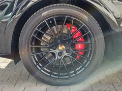Fahrzeugabbildung Cayenne Coupe GTS Vorbesitzer - Lionel Messi