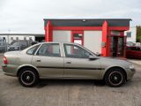 Opel Vectra 1.8i CD Automatik - Opel Vectra mit Benzin-Antrieb: Limousine, 1.8