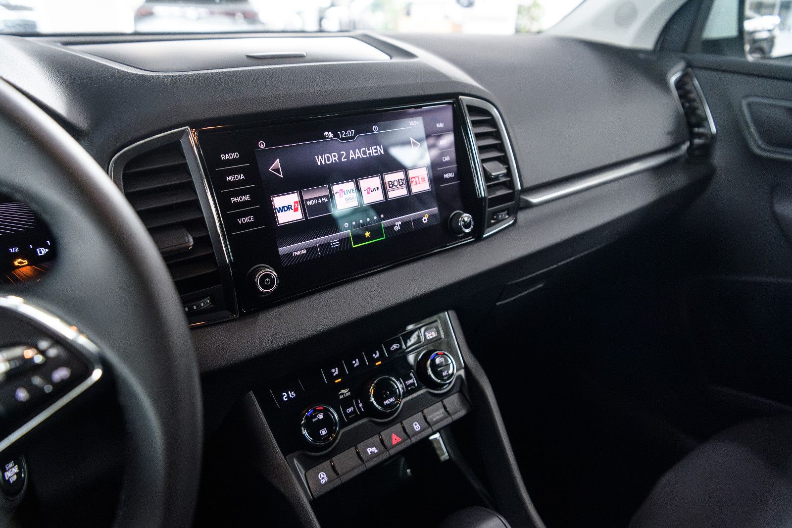 Fahrzeugabbildung SKODA Karoq Ambition 1.5 TSI DSG LED+ACC+KAM