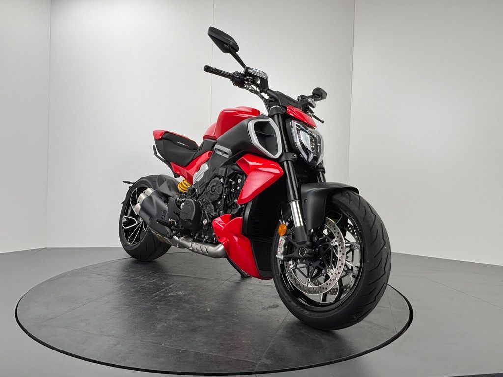 Fahrzeugabbildung Ducati DIAVEL V4 *NEUWERTIG *1. HAND