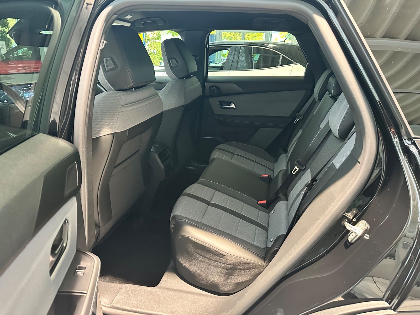 Fahrzeugabbildung Opel Grandland Hybrid *NAVI*SHZ*Allwetter*Kamera*Foc