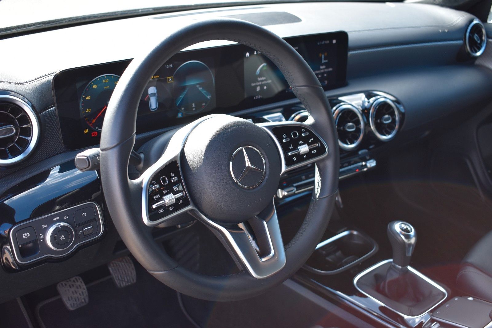 Fahrzeugabbildung Mercedes-Benz CLA 180d Shooting Brake LED/CARPLAY/KAMERA/TEMPO
