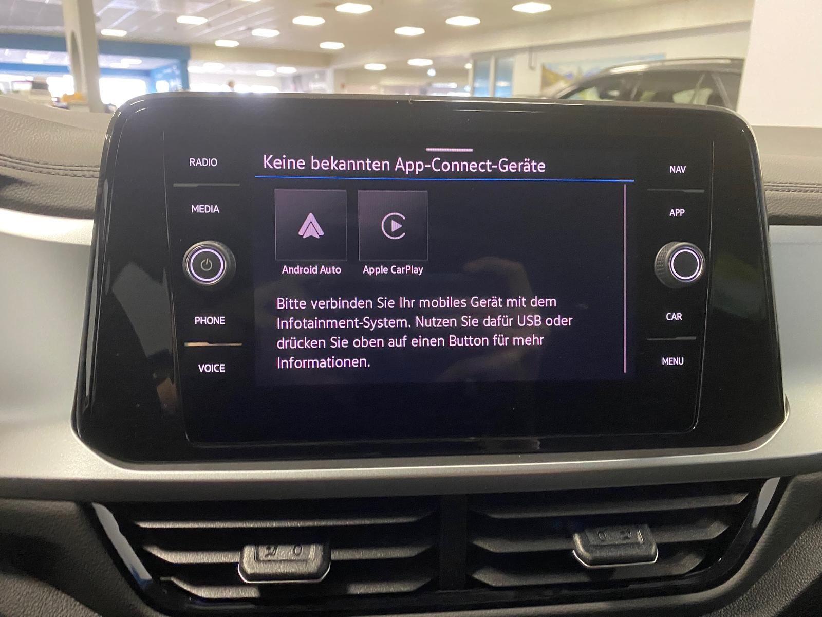 Fahrzeugabbildung Volkswagen T-Roc 1.5 TSI DSG LIFE+ACC+AHK+BHZ Lenkrad+RFK++