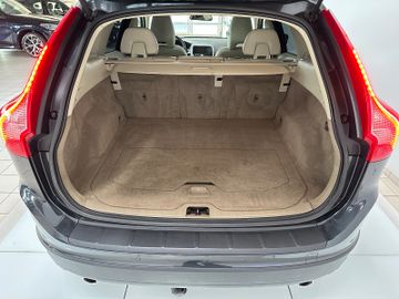 Fahrzeugabbildung Volvo XC60 D5 AWD Summum Kamera Navi BiXenon Leder