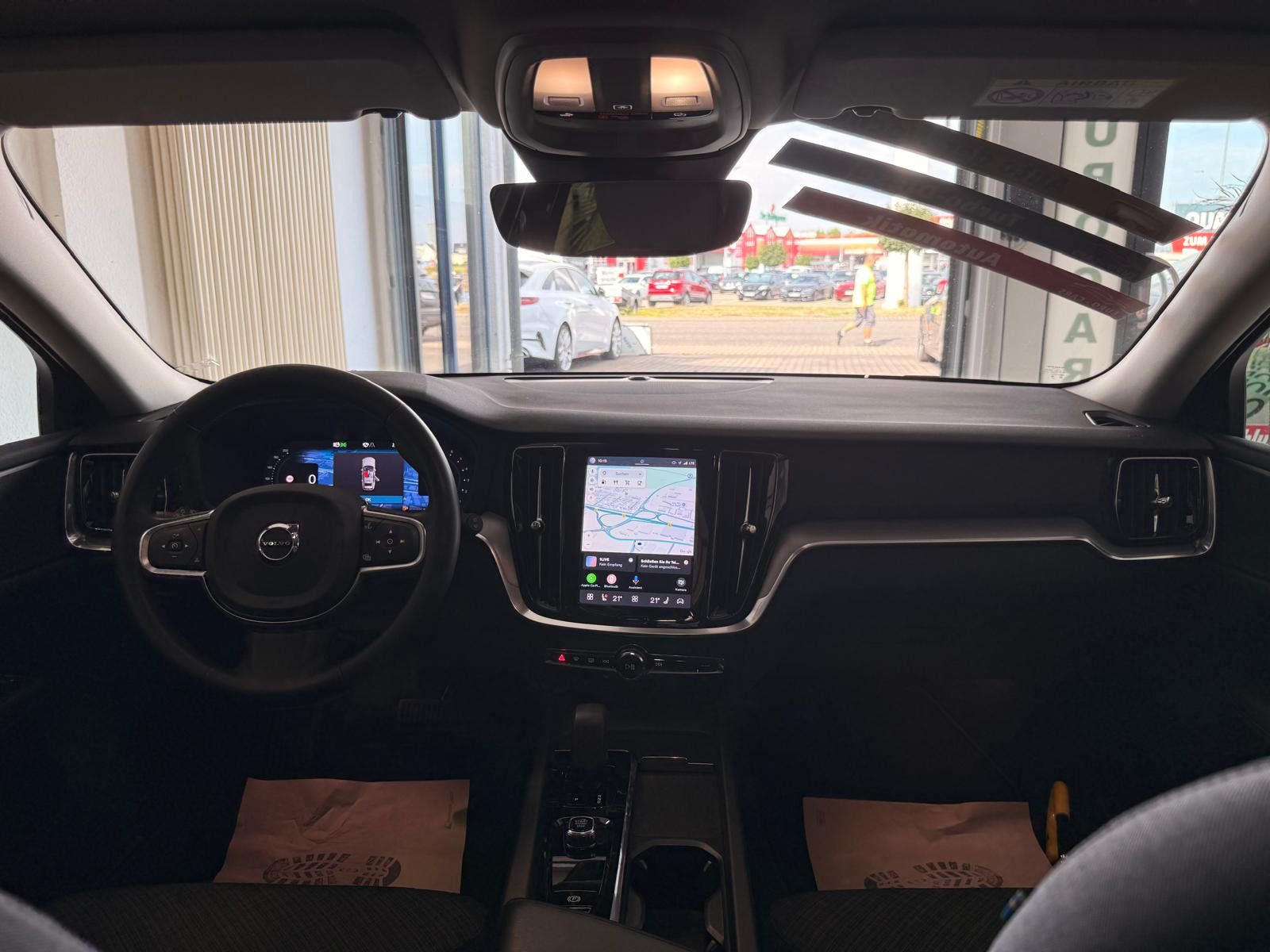 Fahrzeugabbildung Volvo V60 Kombi Core/ 1.HAND/SCHECKHEFT/8.FACH BEREIFT