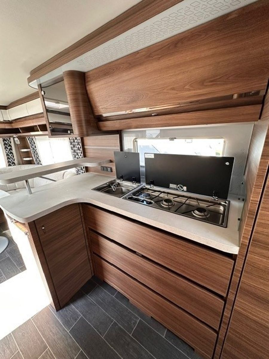 Fahrzeugabbildung Tabbert Puccini 655 EL 2.5 Backofen Einzelbetten 2760kg