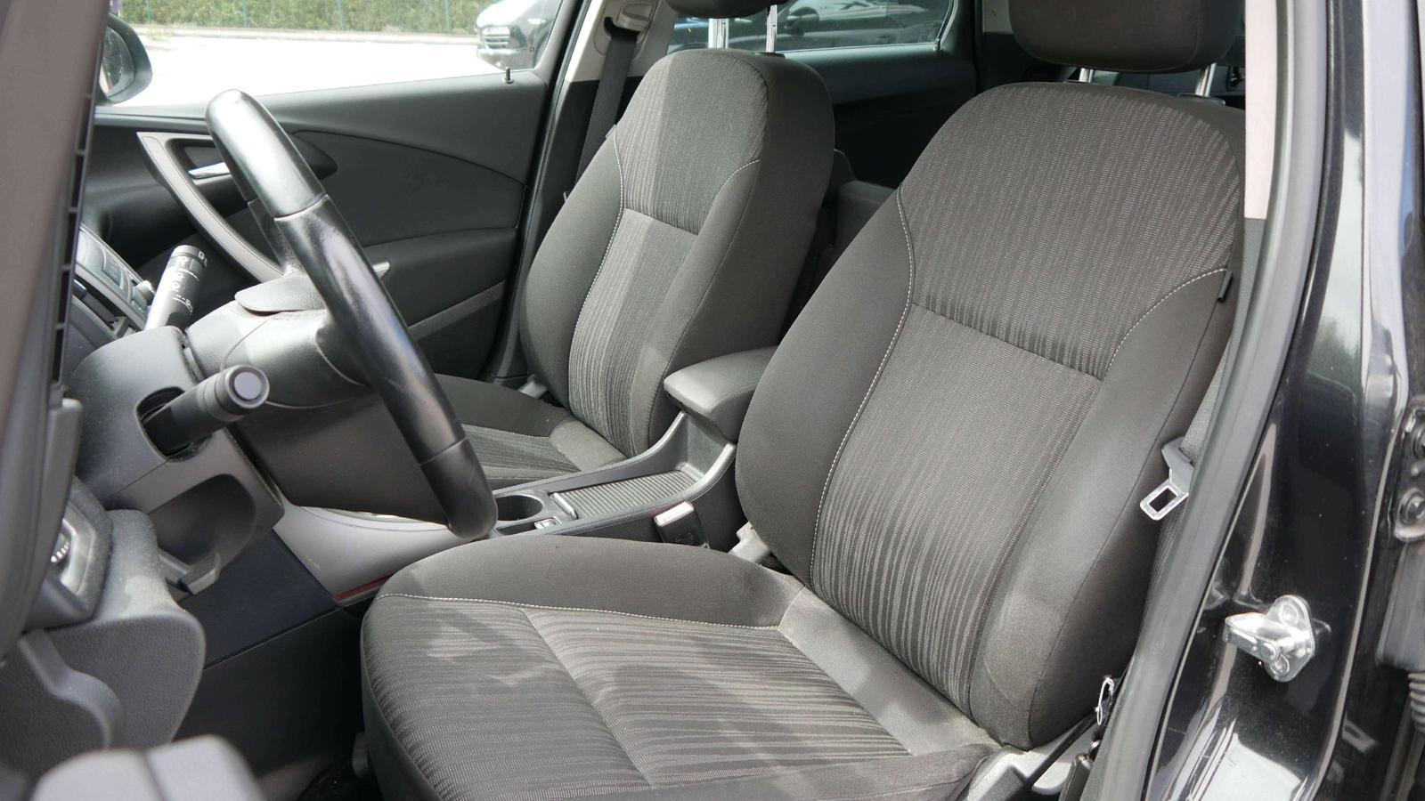 Opel Astra 2011 — photo 10