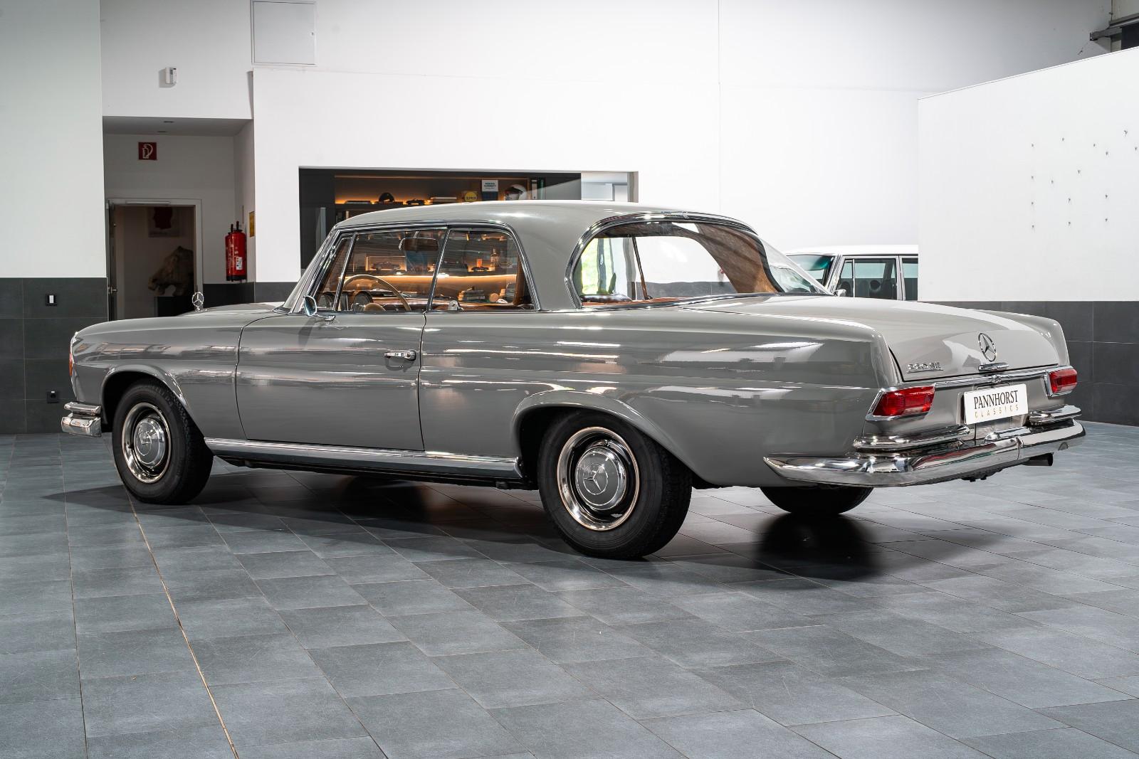Mercedes-Benz 220 SE