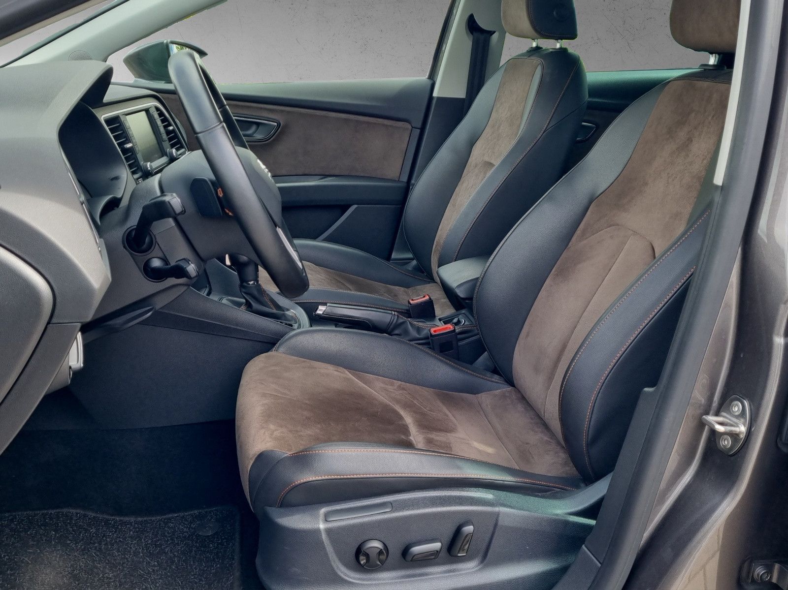 Fahrzeugabbildung SEAT Leon ST X-Perience 4Drive 1,8 TSI DSG GRA AHK