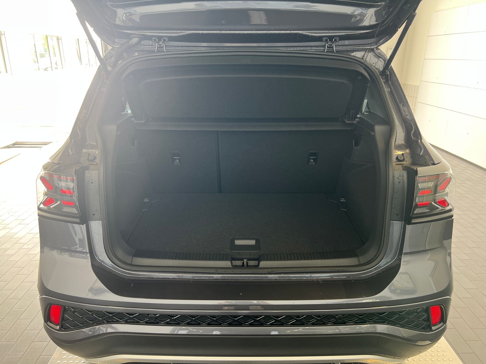 Fahrzeugabbildung Volkswagen T-Cross R-Line 1.5 TSI DSG *AHK, IQ.LIGHT, ACC,