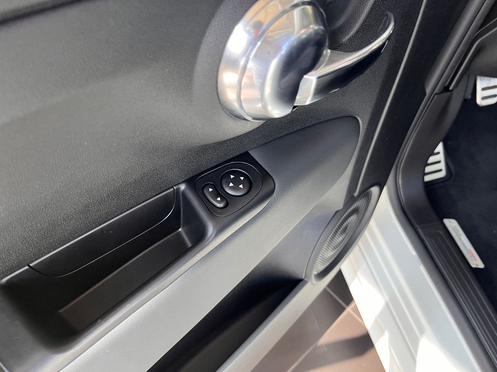 Fahrzeugabbildung Abarth 695C Turismo  LEDER NAV DAB PDC