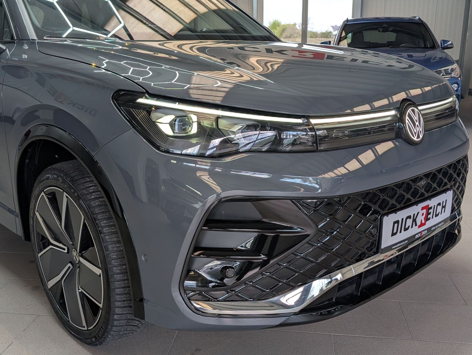 Fahrzeugabbildung Volkswagen Tiguan 2.0TDI R-Line 4M Pano H/K AHK Matrix 20"