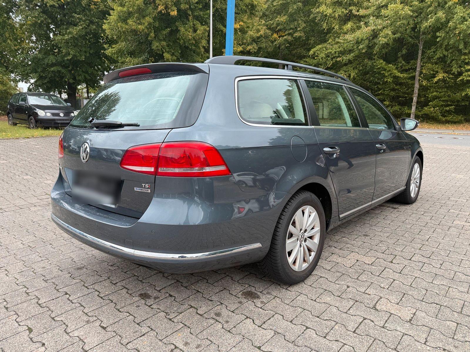 Volkswagen Passat 2011 — interior