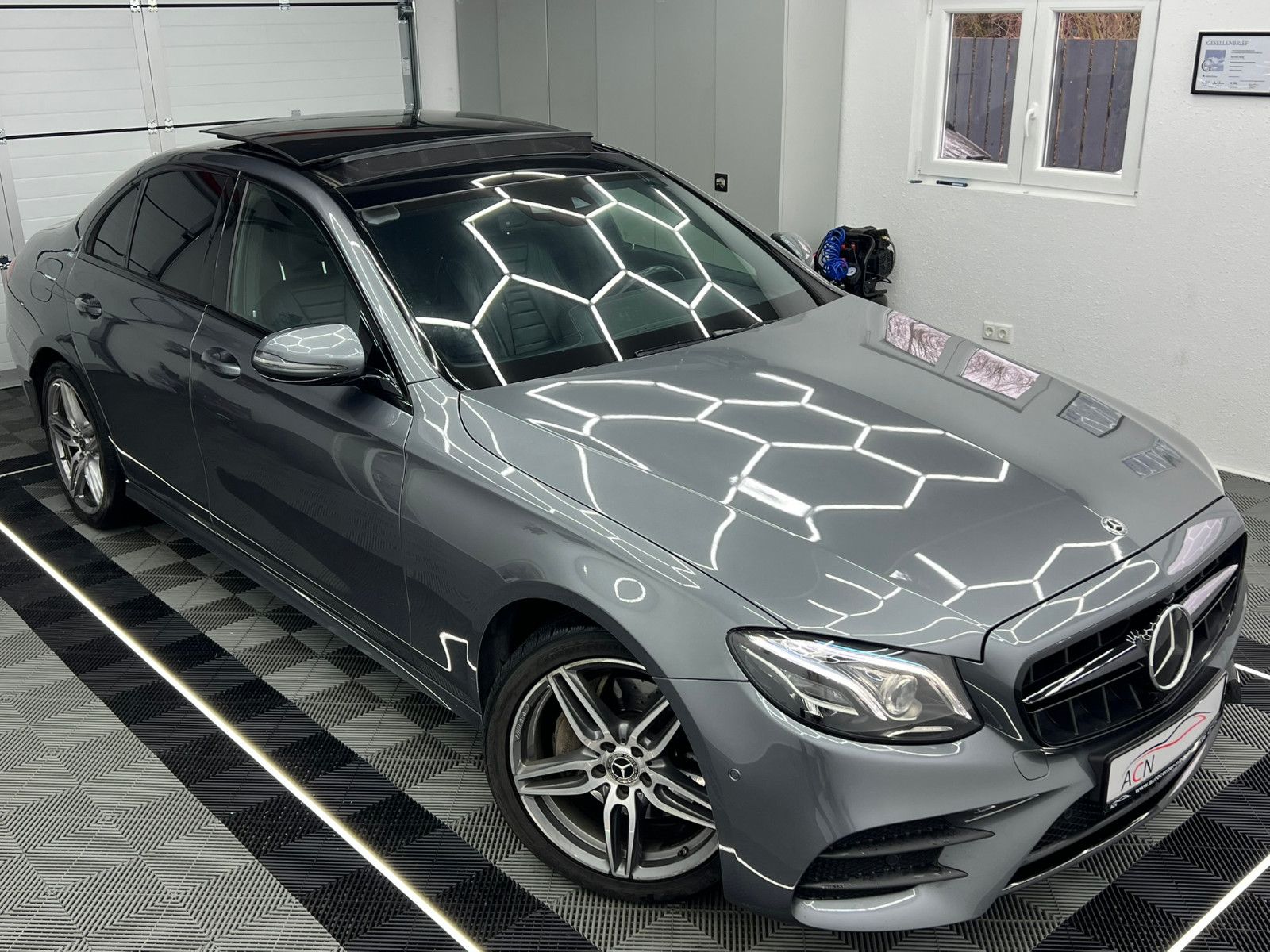 Fahrzeugabbildung Mercedes-Benz E350d AMG-LINE/PANO/BURMESTER/WIDESCREEN/AMBIENT