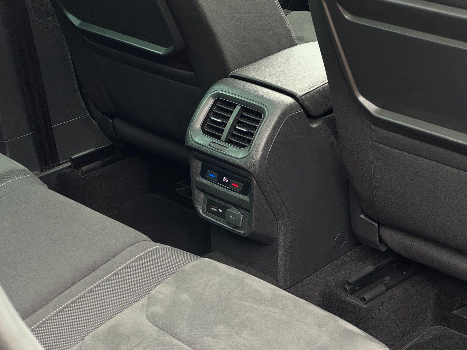 Fahrzeugabbildung Volkswagen Tiguan 2.0 TSI Hgl. 4M Alcan Pano Dynaudio 360°