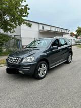 Mercedes-Benz ML 350 CDI Sportpaket AHK Schiebedach DAB Xenon - Mercedes-Benz Geländewagen aus dem Jahr 2011