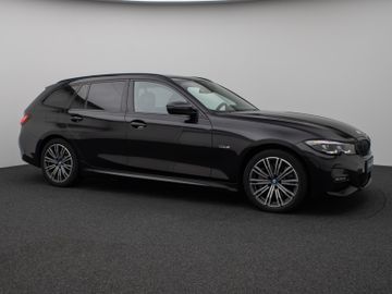 Fahrzeugabbildung BMW 330e M Sport Panorama Kamera HUD DAB HiFi Komfor