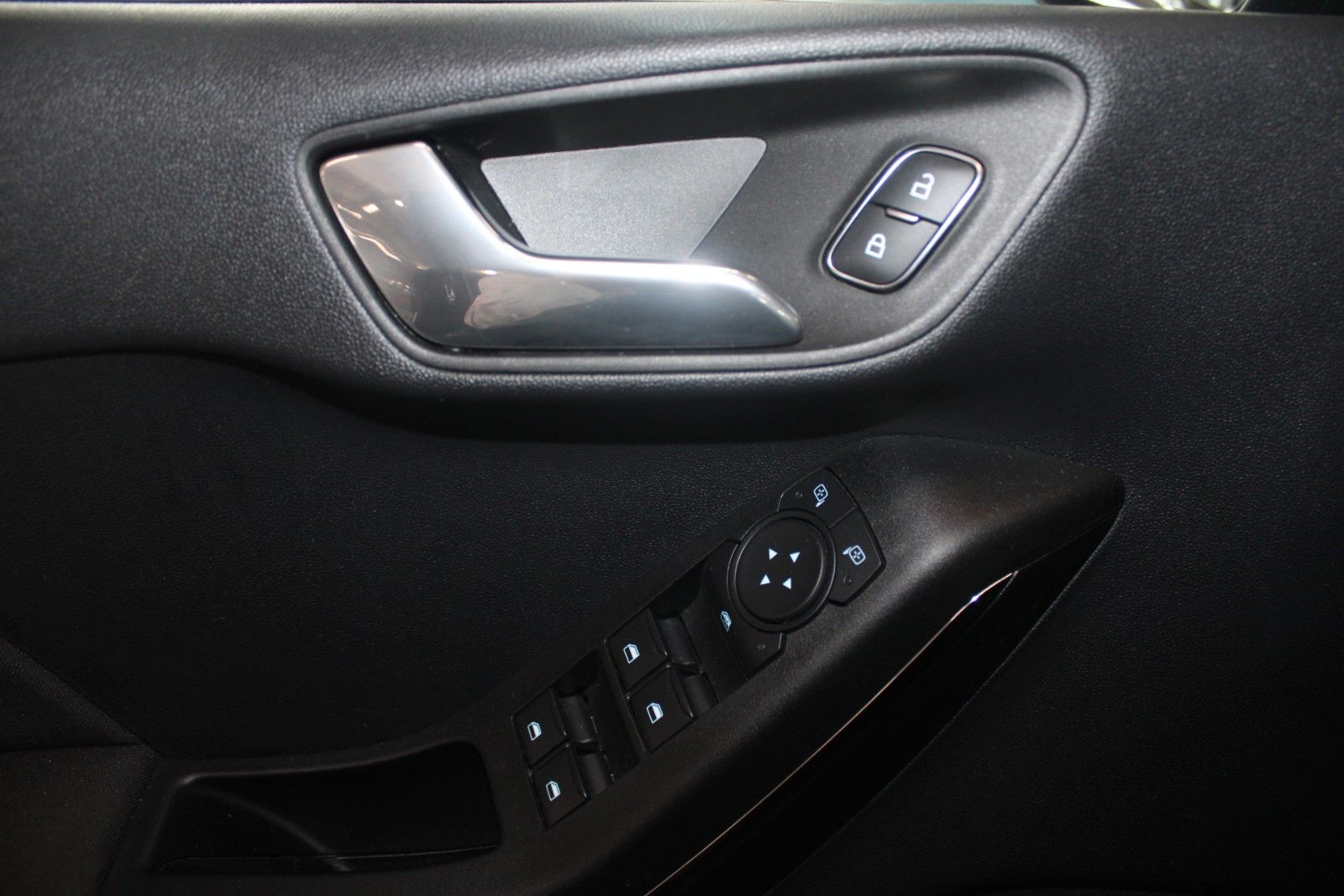 Fahrzeugabbildung Ford Fiesta Titanium 5-T LED RFK PANODACH ACC WinterP