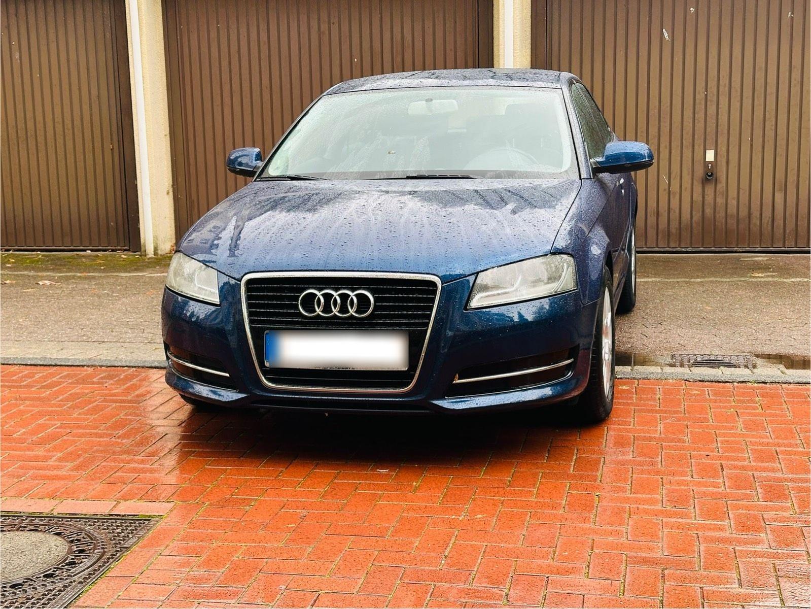 Audi A3 2010 — салон