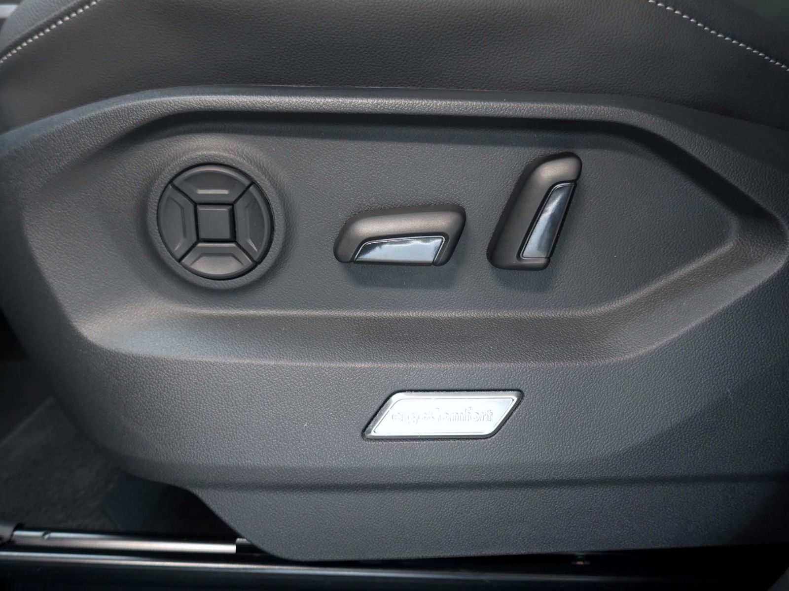 Fahrzeugabbildung Volkswagen Touareg 3.0 TDI V6 4MOTION | LED RFK ACC Navi