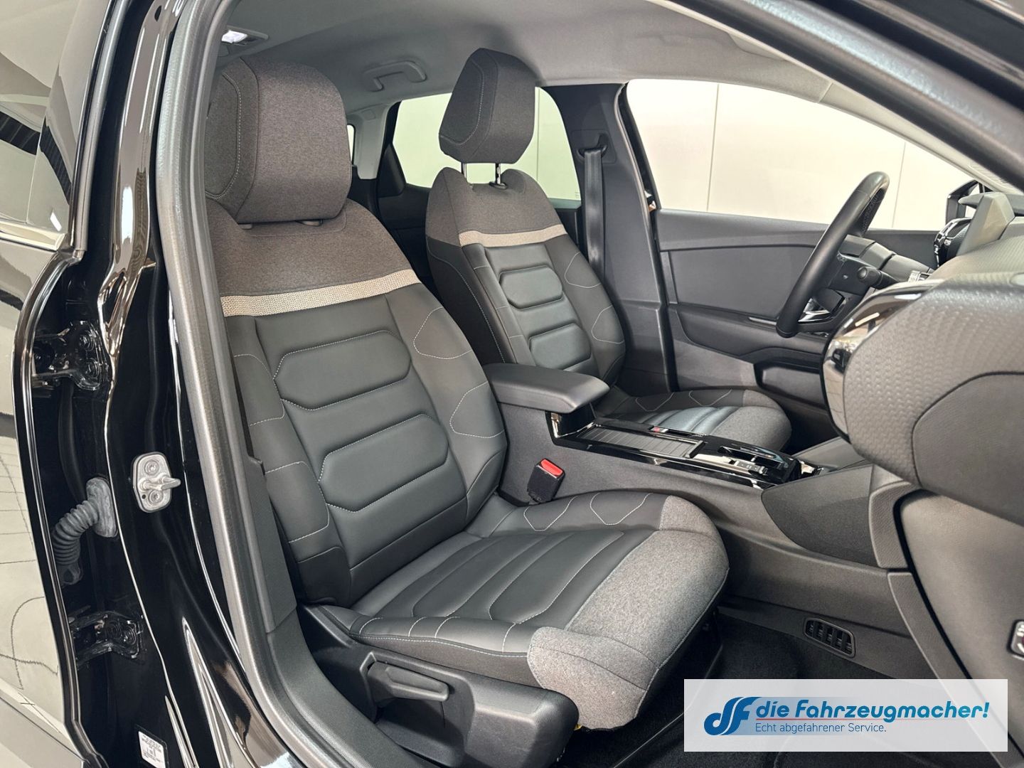 Fahrzeugabbildung Citroën C4 E- Shine HUD Navi 360 Kamera LED Apple CarPla