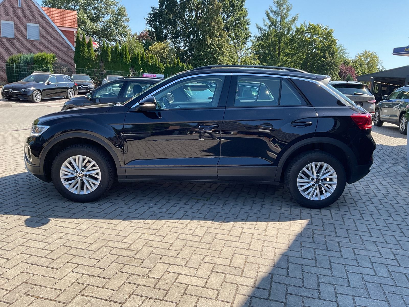 Fahrzeugabbildung Volkswagen T-Roc 1.5 TSI DSG Life,LED,AHK,Navi