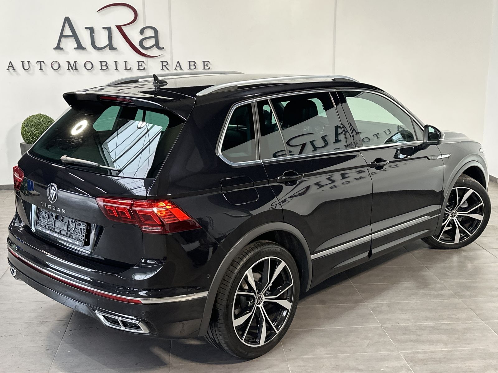 Fahrzeugabbildung Volkswagen Tiguan 1.5 TSI DSG R-Line NAV+LED+AHK+20ZOLL+KAM