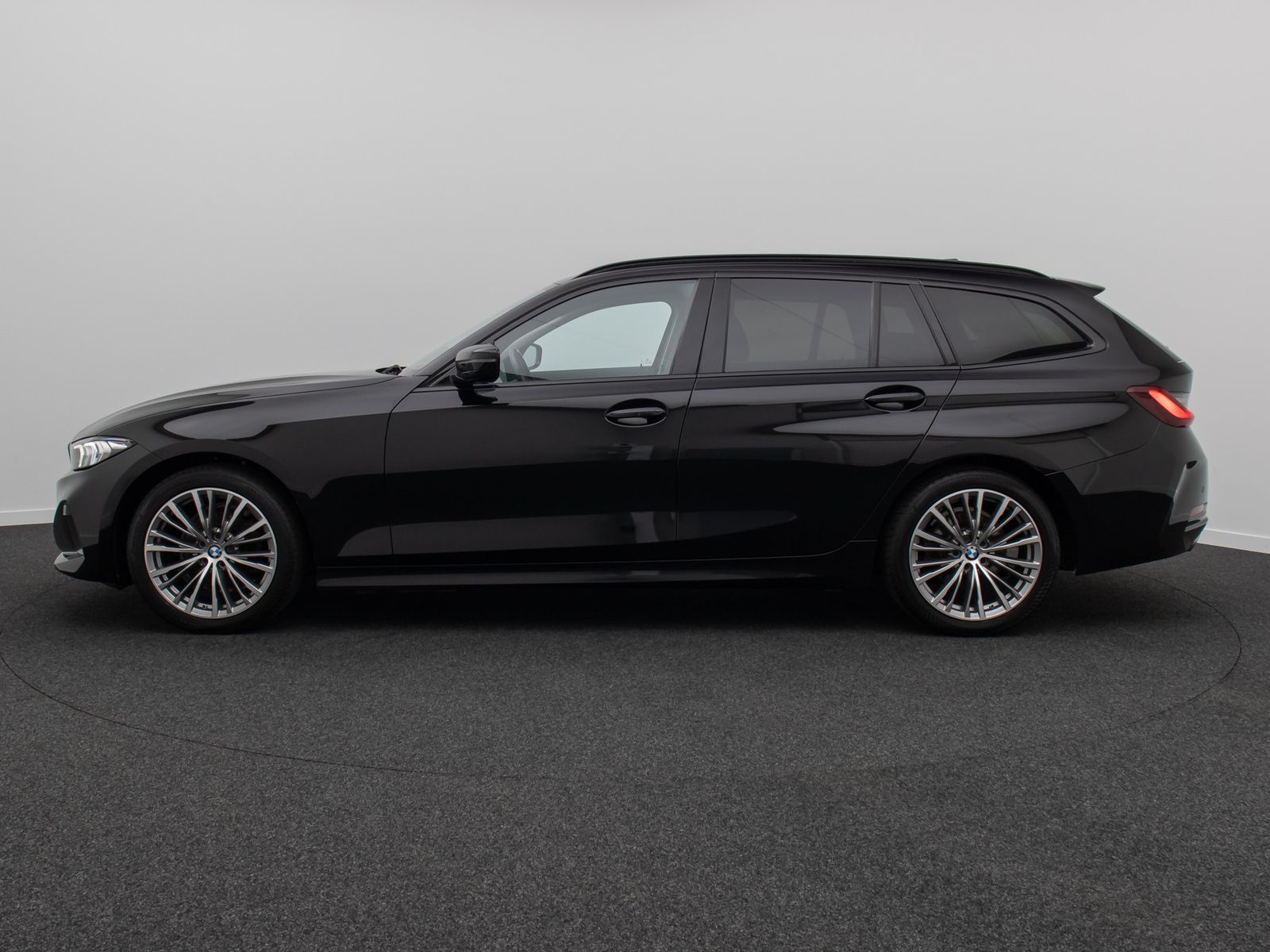 Fahrzeugabbildung BMW 318d GeschwindigReg DAB Cockpit+Widscreen 18Zoll