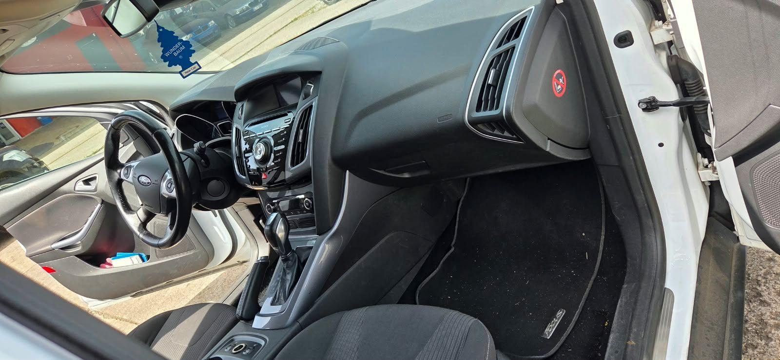 Ford Focus 2013 — interior