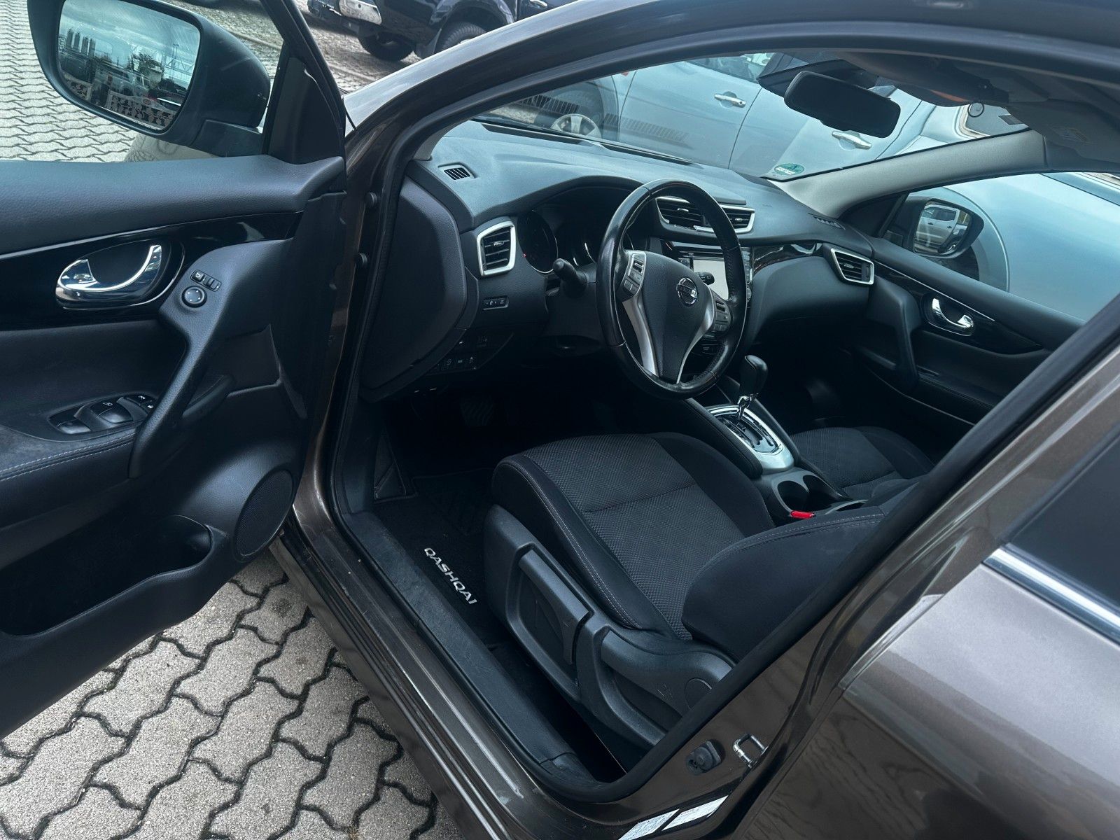 Fahrzeugabbildung Nissan Qashqai N-Connecta, AHK, Sitzheizung, wenig KM