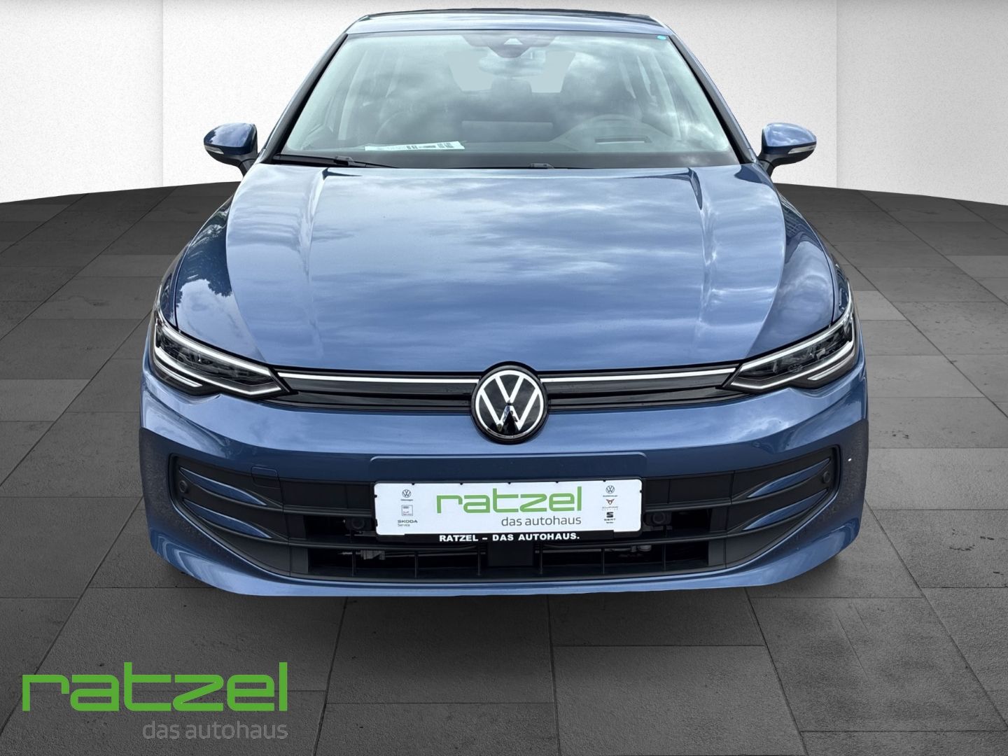 Fahrzeugabbildung Volkswagen Golf VIII Life 1,5 TSI HUD Navi Digitales Cockpi