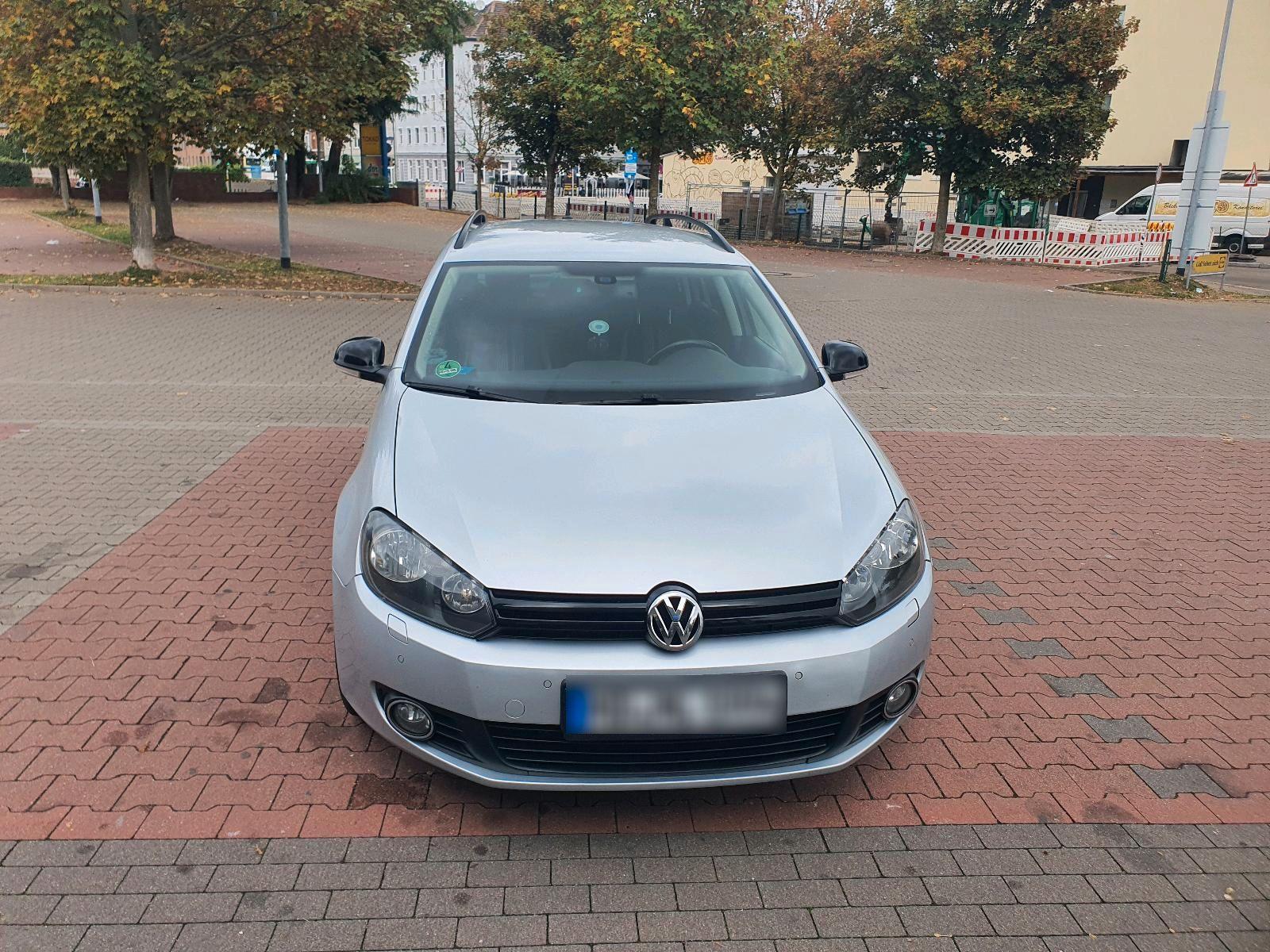 Volkswagen Golf 2011 — interior