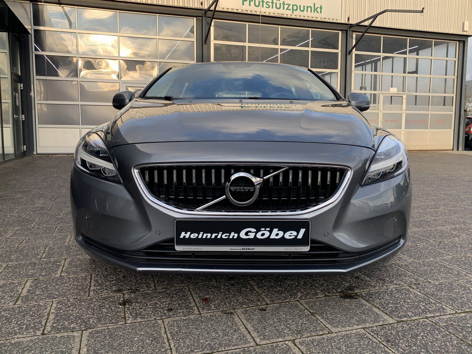 Fahrzeugabbildung Volvo V 40 T2 2.0 Momentum (EURO 6d-TEMP)